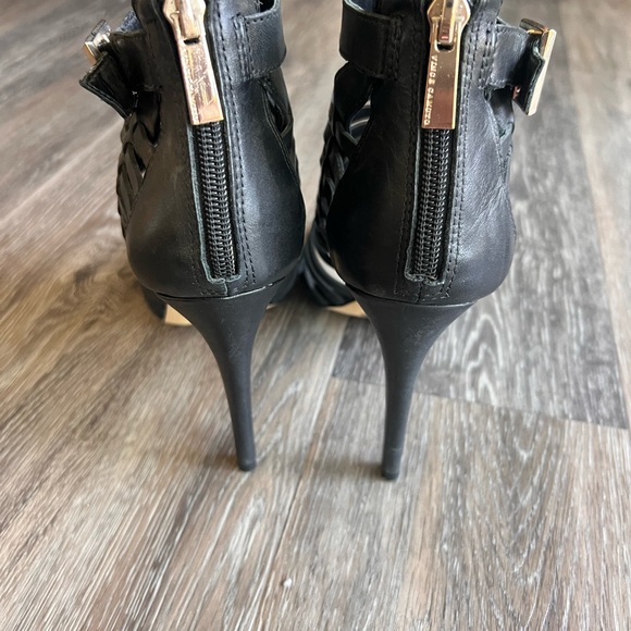 Vince Camuto 7.5 black strap heels - Picture 5 of 6